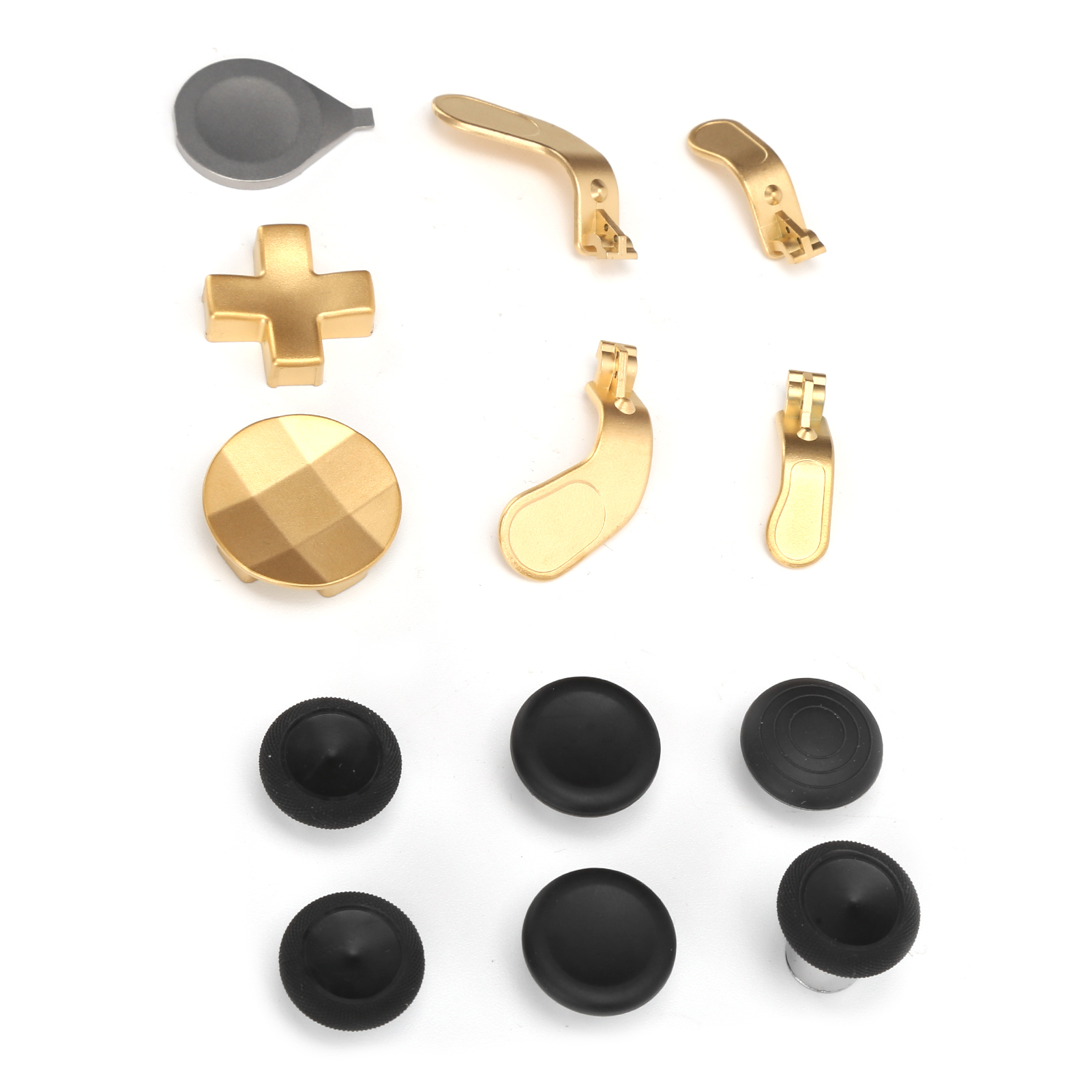 Goldene Controller-Teile und schwarze Daumensticks auf weißem Grund.
