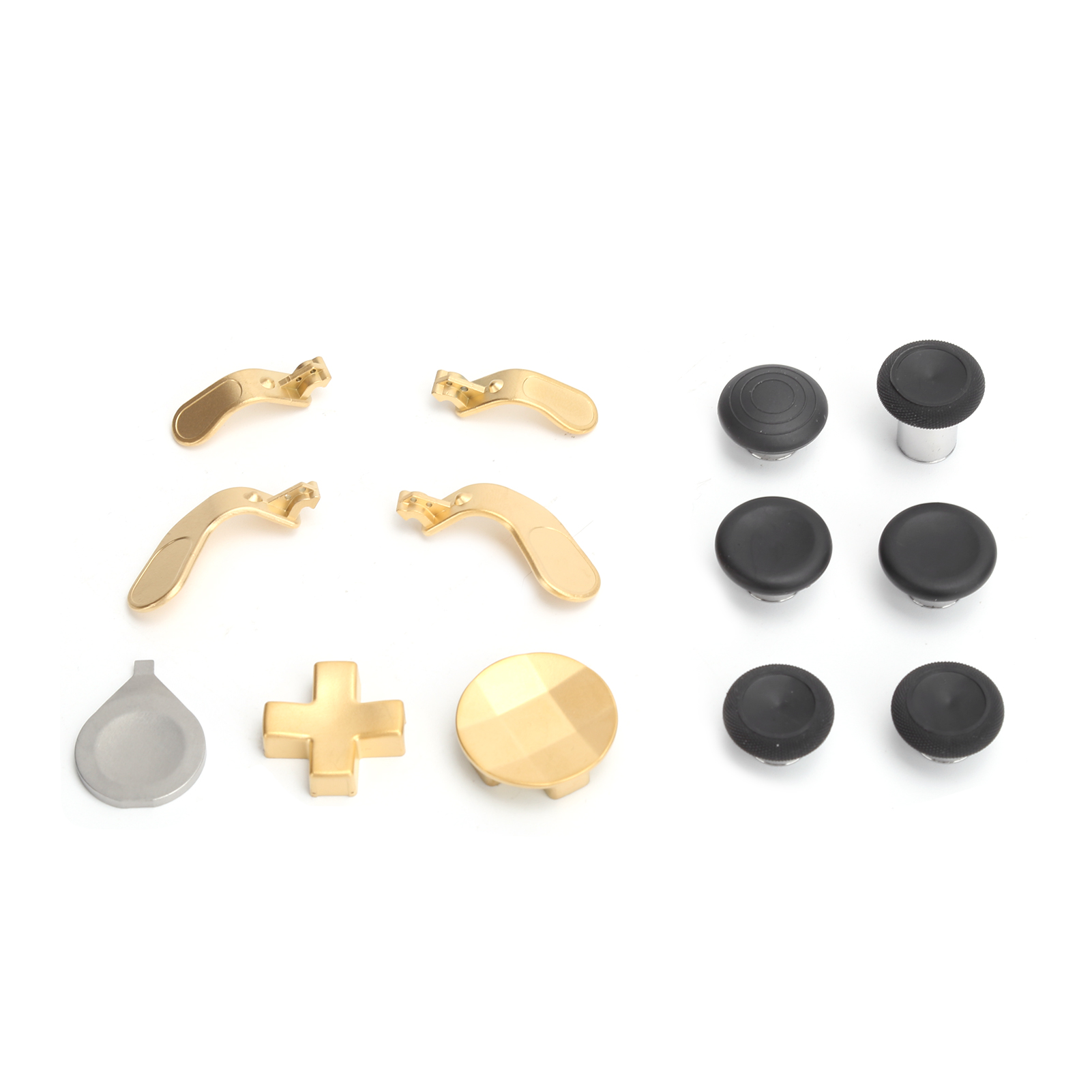 Goldene Controller-Teile und schwarze Daumensticks auf weißem Hintergrund.