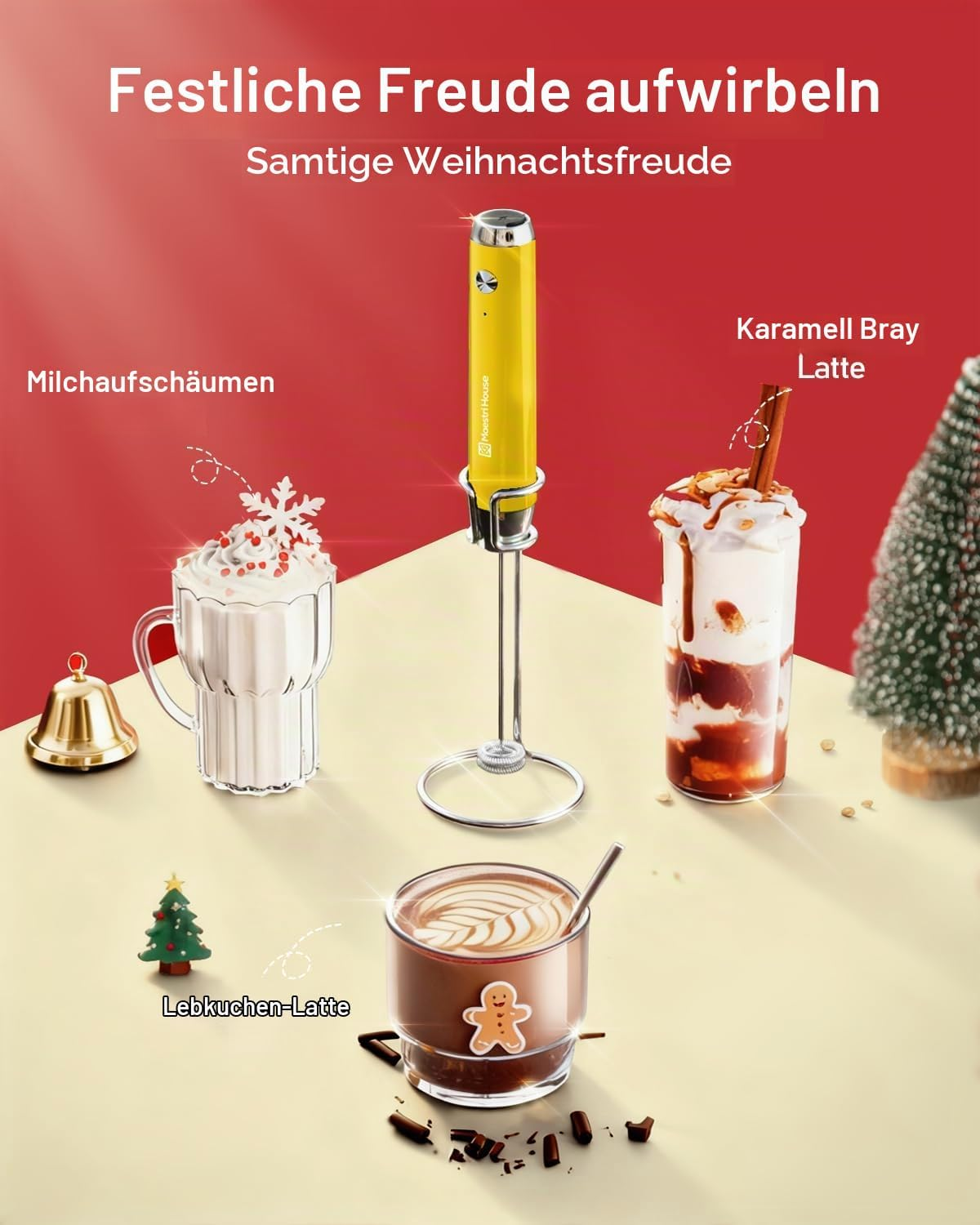 Gelber Milchaufschäumer auf weißem Tisch mit drei weihnachtlichen Getränken und Deko vor rotem Hintergrund.