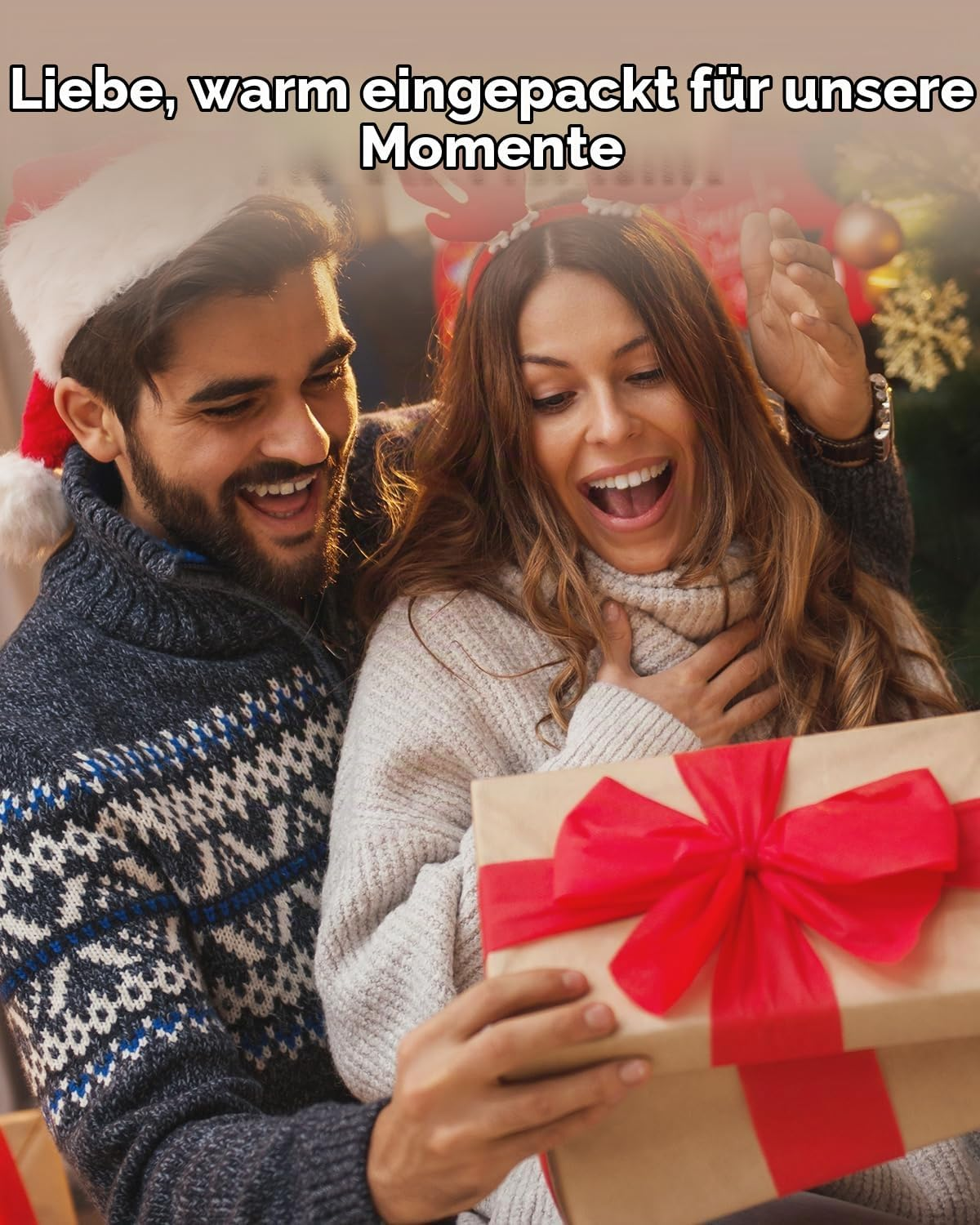 Ein lächelndes Paar in Winterschwitzen öffnet ein Geschenk mit roter Schleife und feiert.