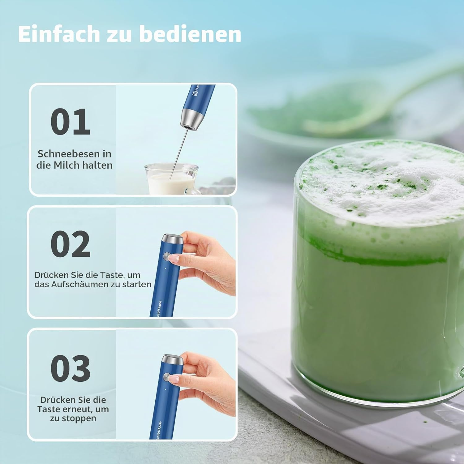 Anleitung zur Bedienung eines blauen Milchschaumers mit drei Schritten und einem Glas Matcha-Latte.