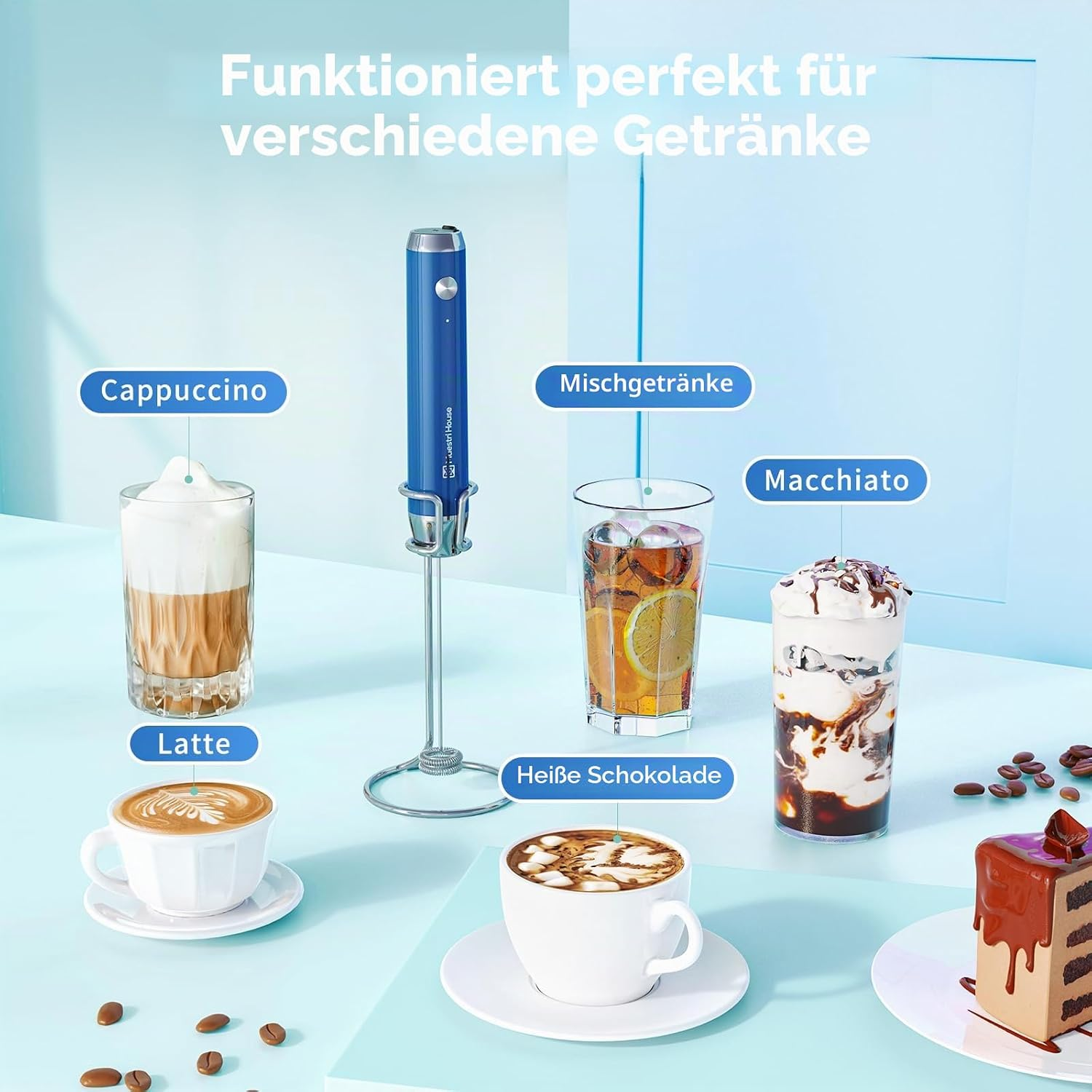 Ein blauer Milchaufschäumer steht auf dem Tisch, umgeben von verschiedenen Kaffeespezialitäten und Getränken.