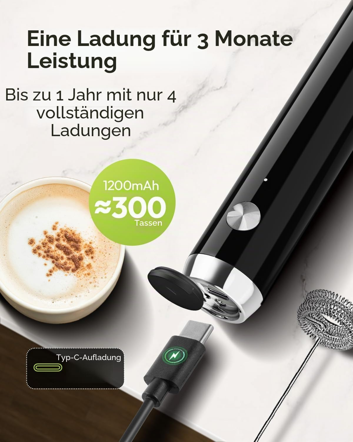 Ein schwarzer Milchaufschäumer wird mit einem USB-C-Kabel neben einer Kaffeetasse auf Marmor geladen.