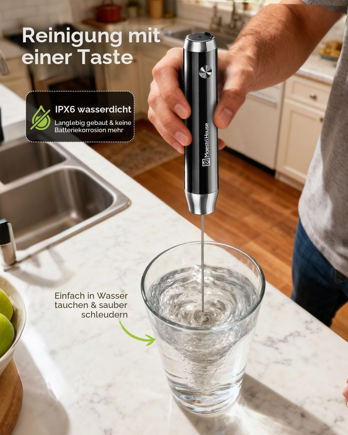 Ein handlicher Milchaufschäumer wird in einem Glas Wasser getestet, um die einfache Reinigung zu demonstrieren.
