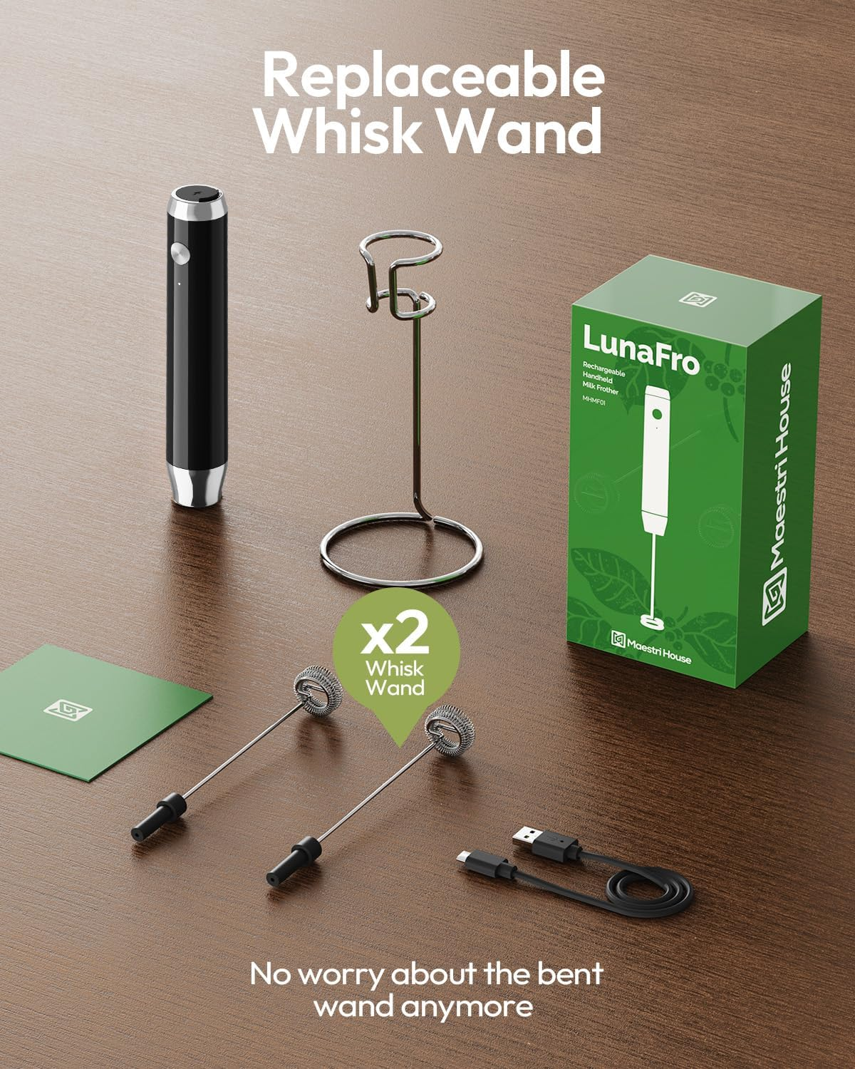 LunaFro Milchaufschäumer-Set mit Griff, Ständer, zwei Schneebesen, grüner Box und Ladekabel auf Holztisch.
