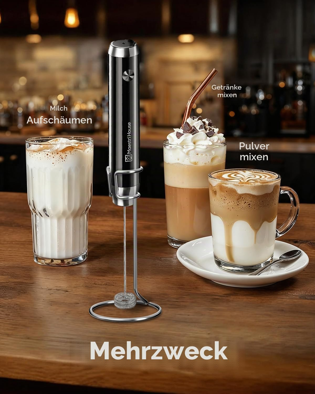 Ein Milchaufschäumer auf einem Ständer mit Kaffeegetränken im Hintergrund und erklärendem Text.