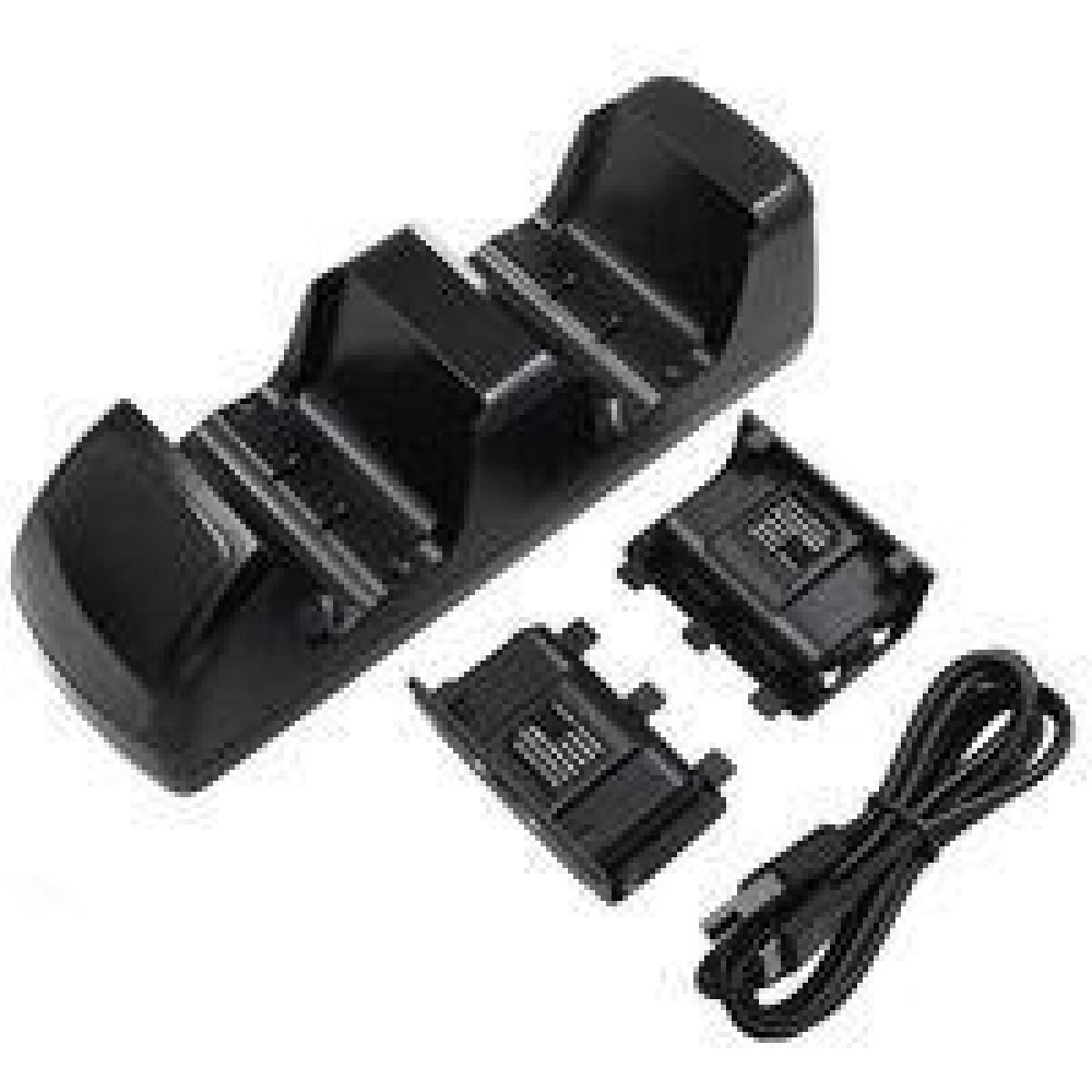Schwarze Controller-Ladestation mit zwei Adaptern und einem USB-Kabel.