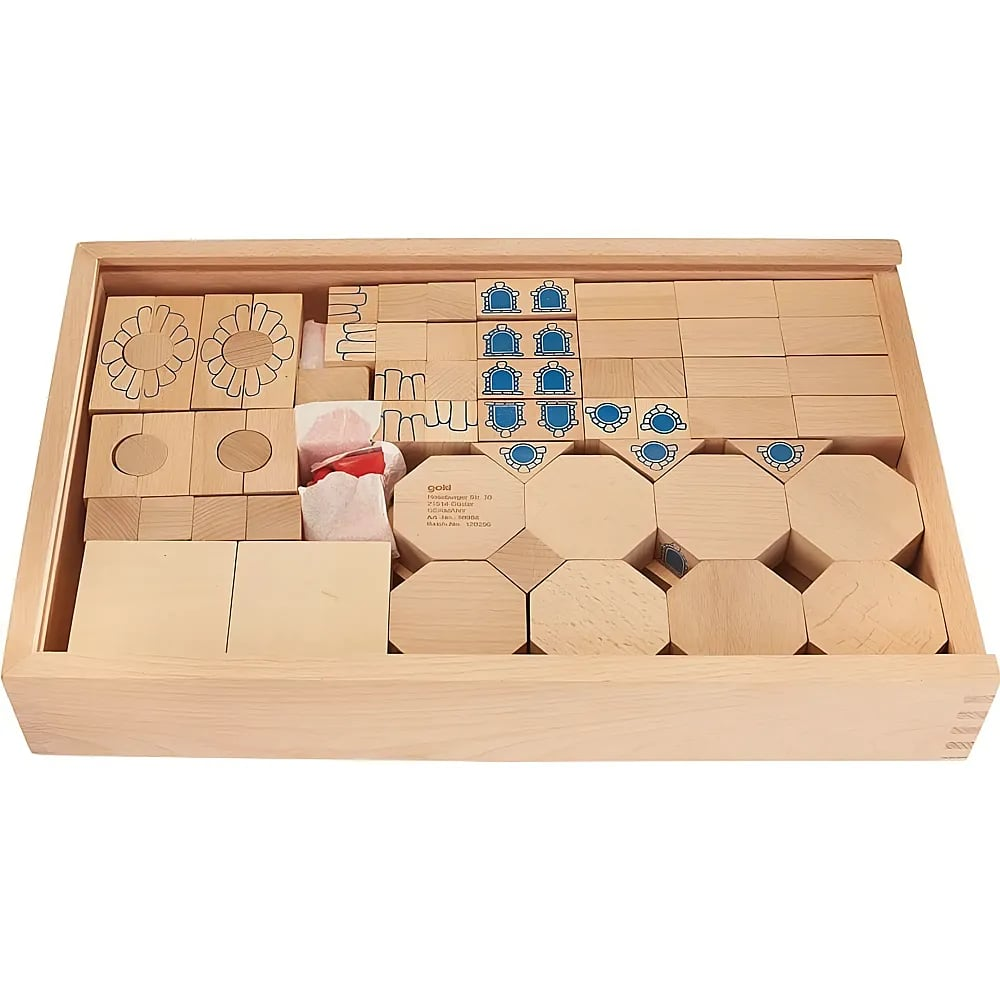 Scatola di legno riempita con vari blocchi di costruzione in legno, incluse forme geometriche e motivi dipinti.
