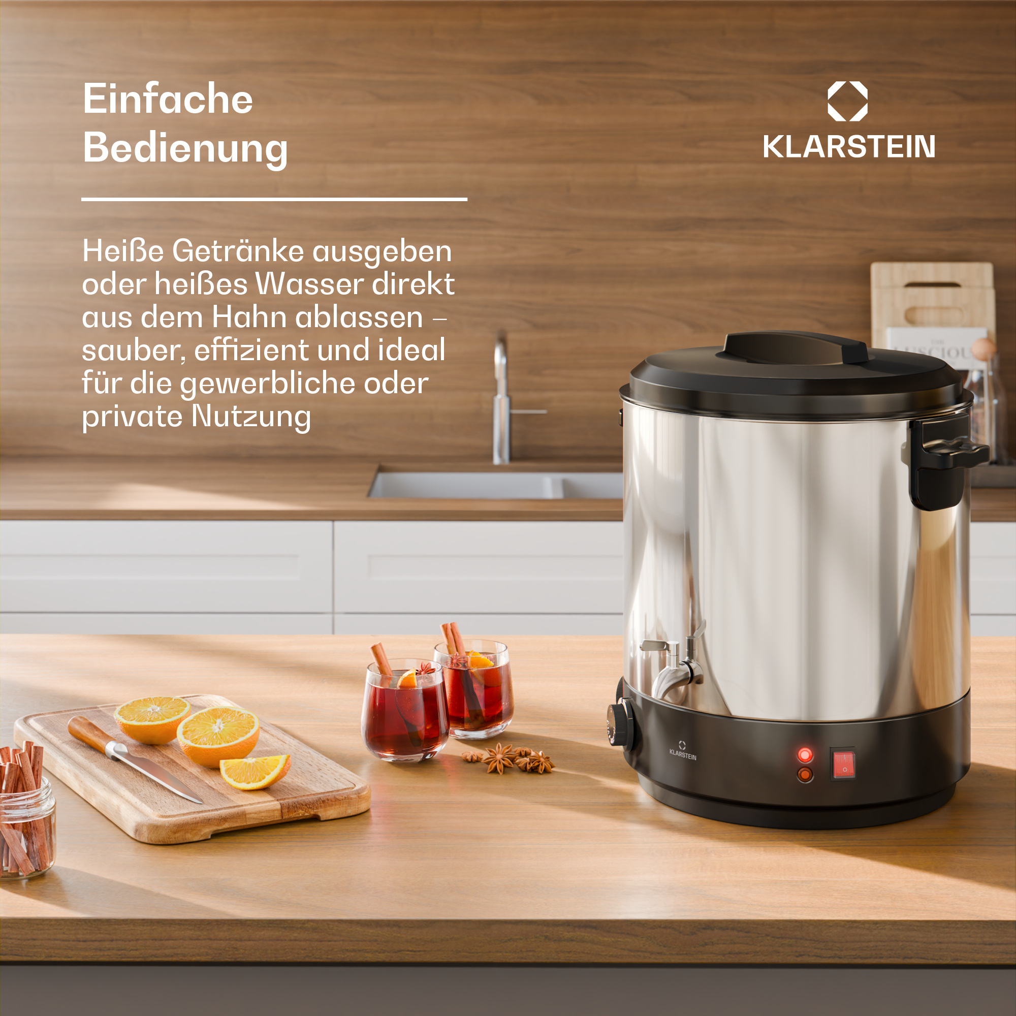 Edelstahl Heißgetränkespender auf einem Holztisch mit Orangen und Glühwein.