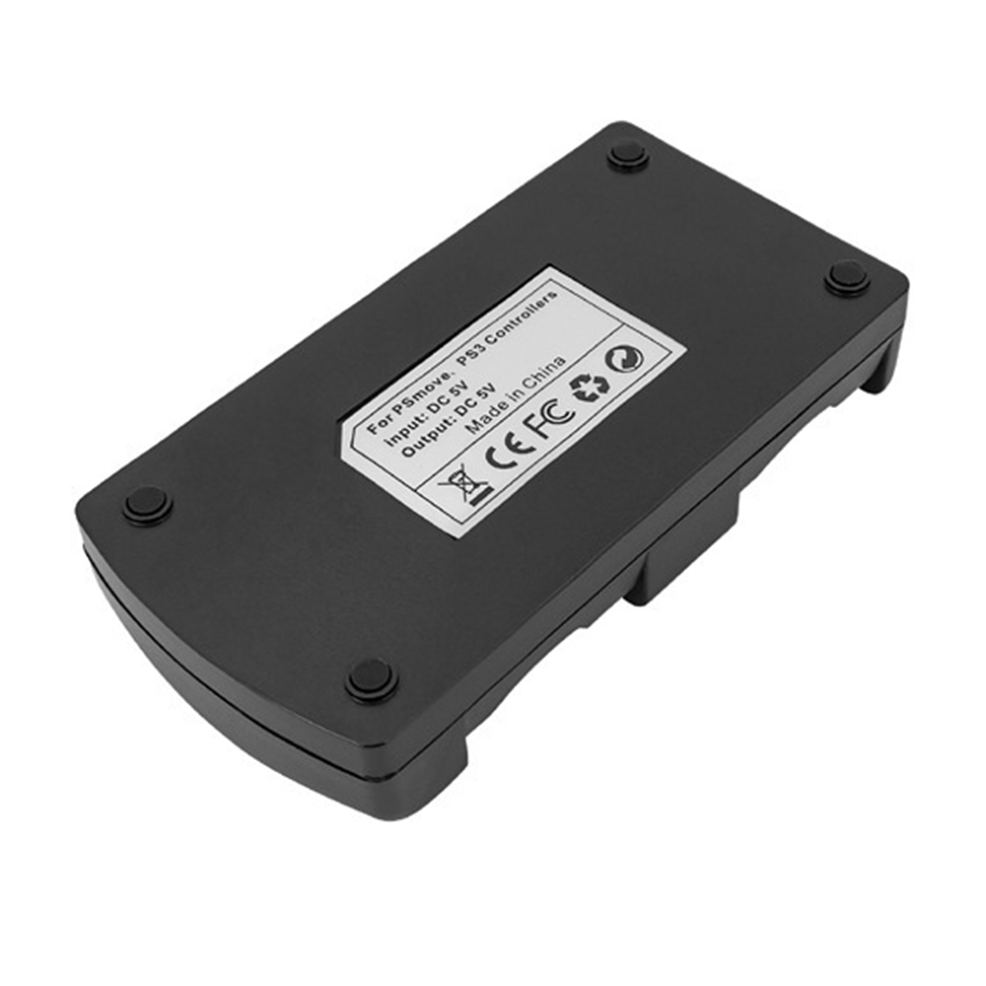 Unterseite eines schwarzen PS3-Controller-Ladegeräts mit vier kleinen Gummifüßen und einem Produktaufkleber.