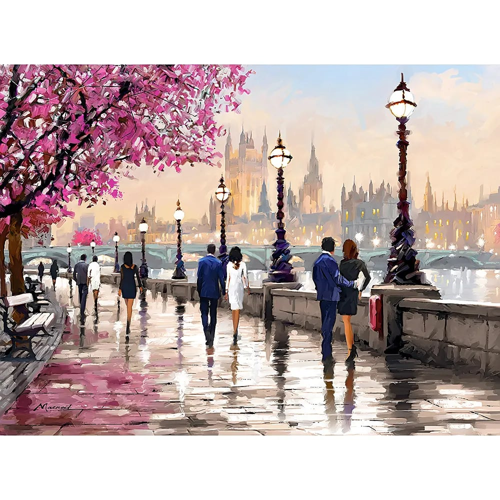 Gemälde von Menschen, die bei Sonnenuntergang an einer von blühenden Bäumen gesäumten Londoner Uferpromenade spazieren.