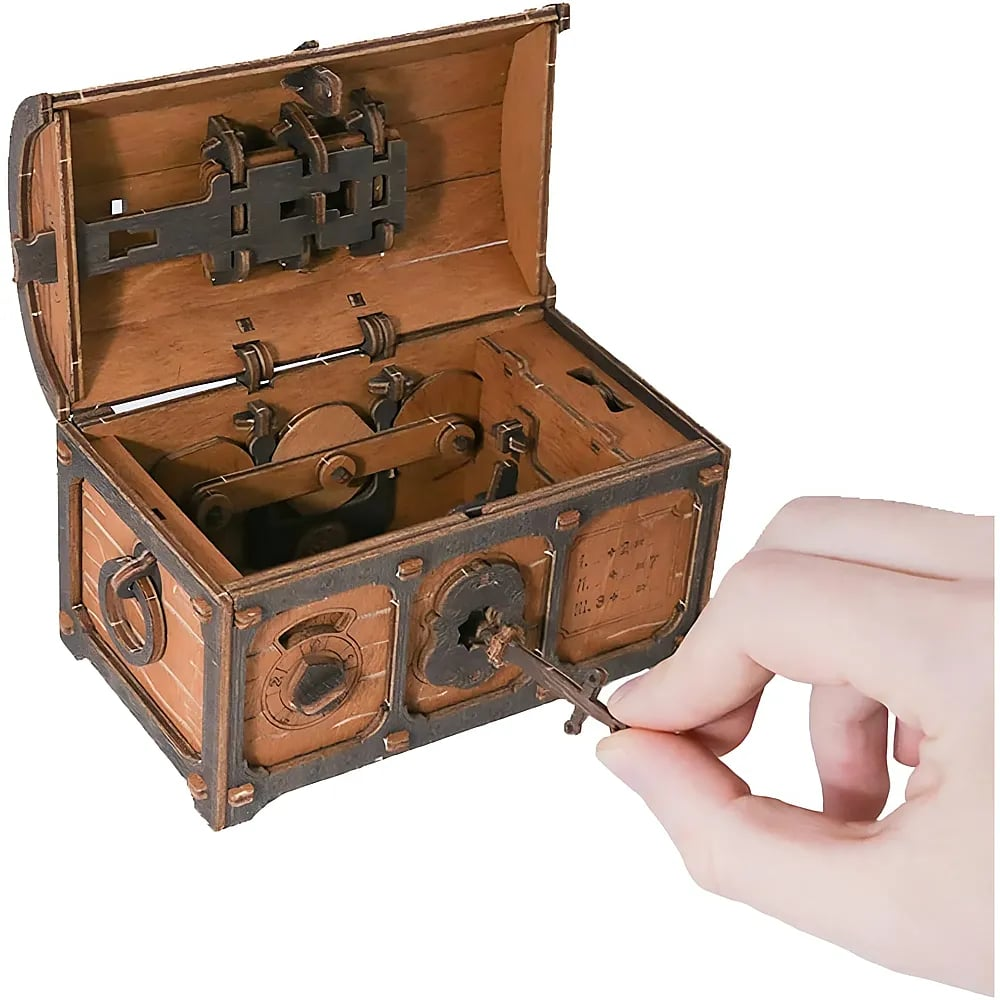 Eine offene Holzpuzzlebox mit Zahnrädern, bei der eine Hand einen Schlüssel in das vordere Schloss steckt.