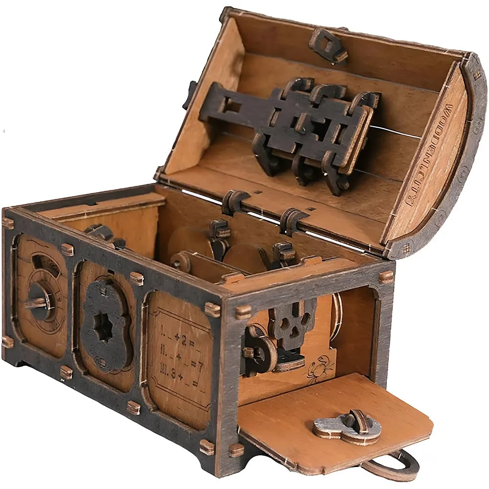 Eine offene, detailreiche Holzspielzeugkiste mit verschiedenen Zahnrädern, Schlösser-Mechanismen und Gravuren.