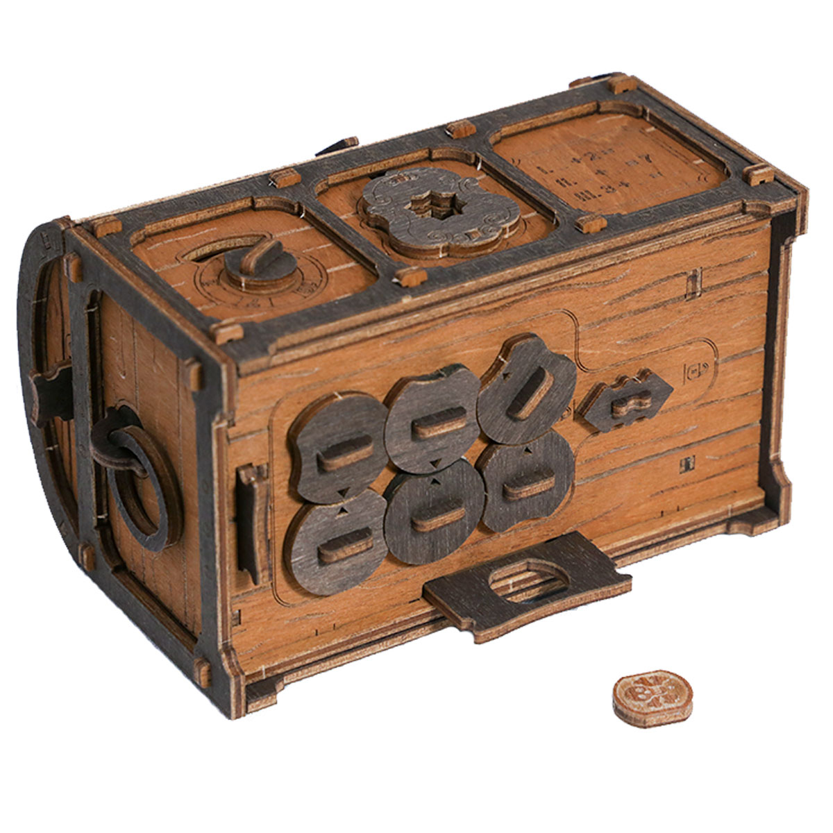Eine hölzerne Puzzlesteuerkiste mit verschiedenen Mechanismen und einem kleinen Token davor.