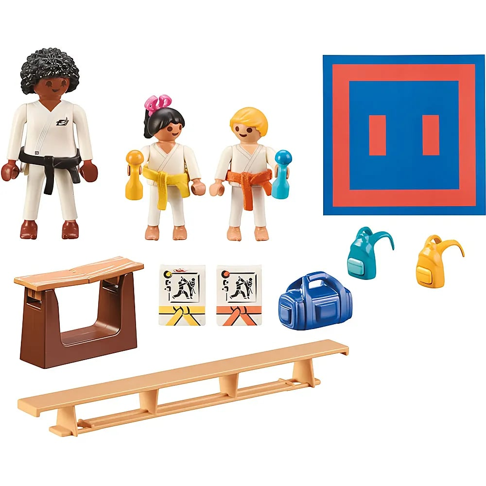 Drei Spielfiguren in Karateanzügen mit Bänken, Taschen und Trainingszubehör.