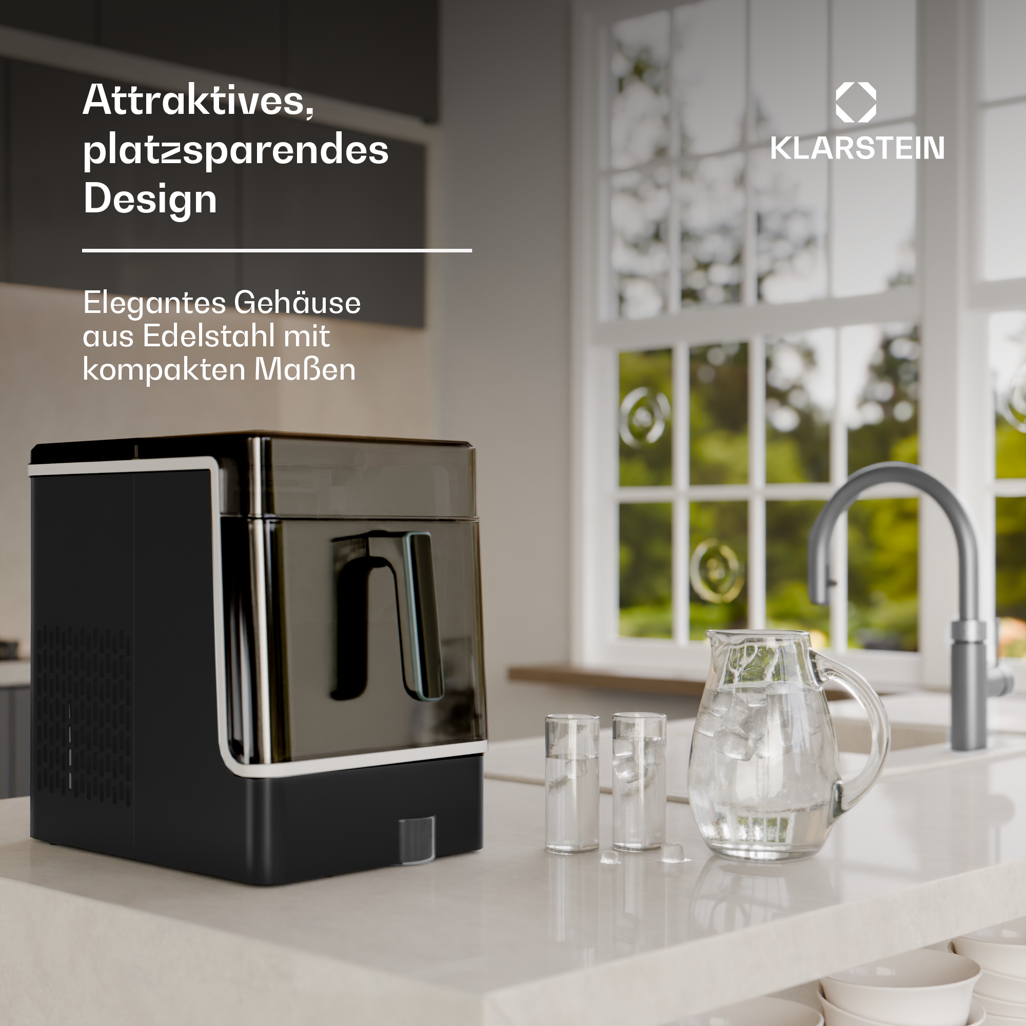 Schwarze Klarstein Eismaschine auf weißer Arbeitsplatte mit Karaffe, Gläsern und Fenster im Hintergrund.