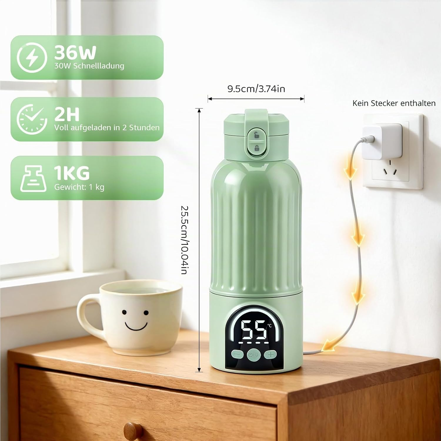 Grüne Thermoskanne mit digitaler Temperaturanzeige, Ladekabel und einem beigefarbener Becher auf Holztisch.