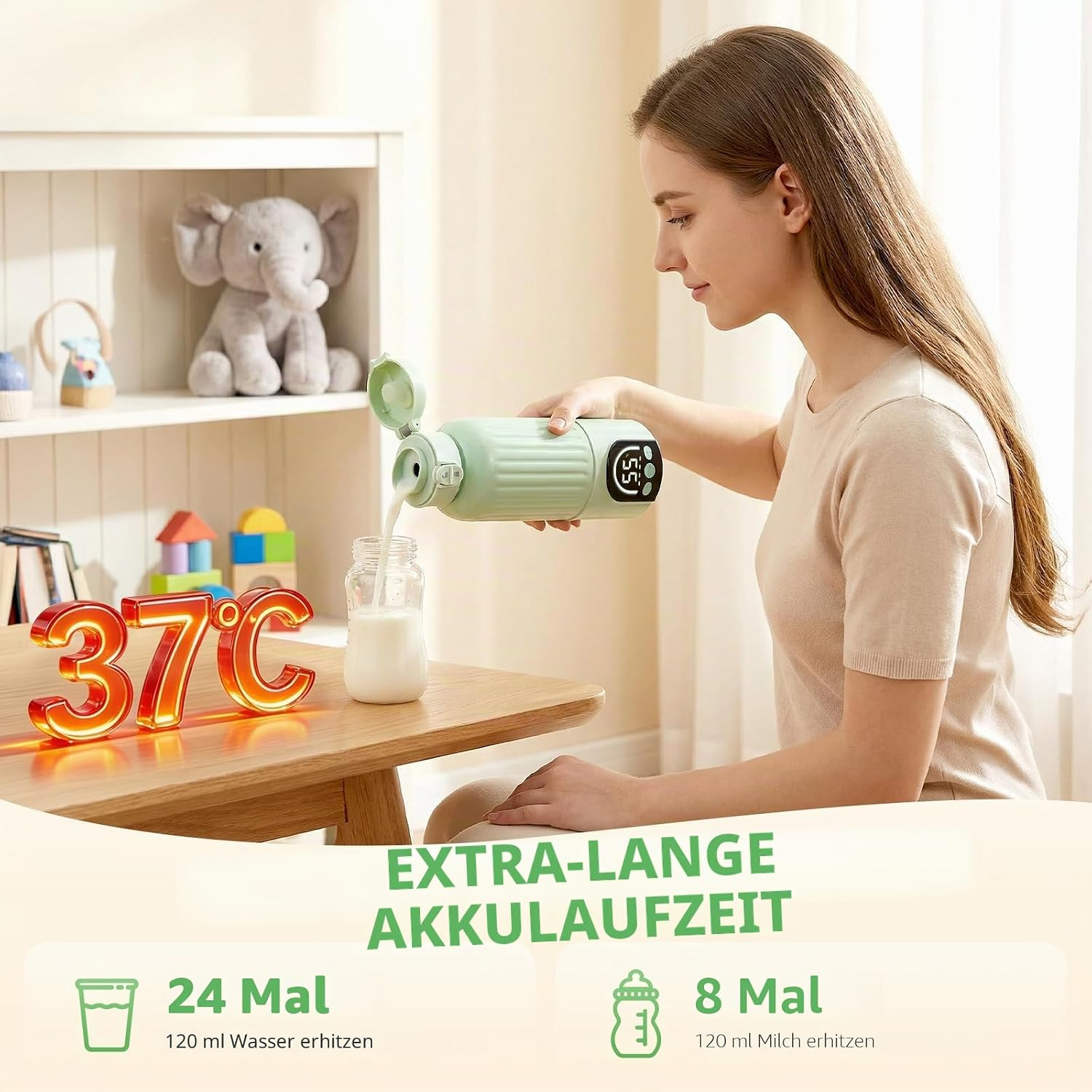Eine Frau gießt Milch aus einer Thermoskanne in ein Fläschchen vor einem Regal mit Spielzeug.