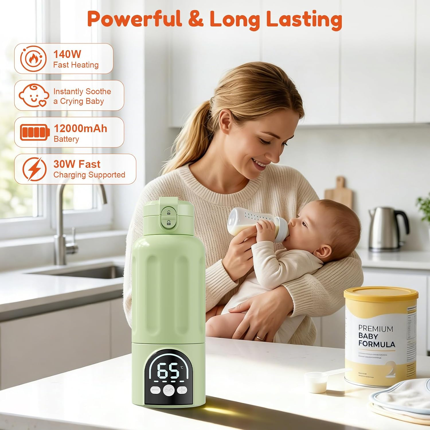 Eine Mutter hält ihr Baby in einer Küche, mit einem grünen tragbaren Flaschenwärmer auf der Theke.