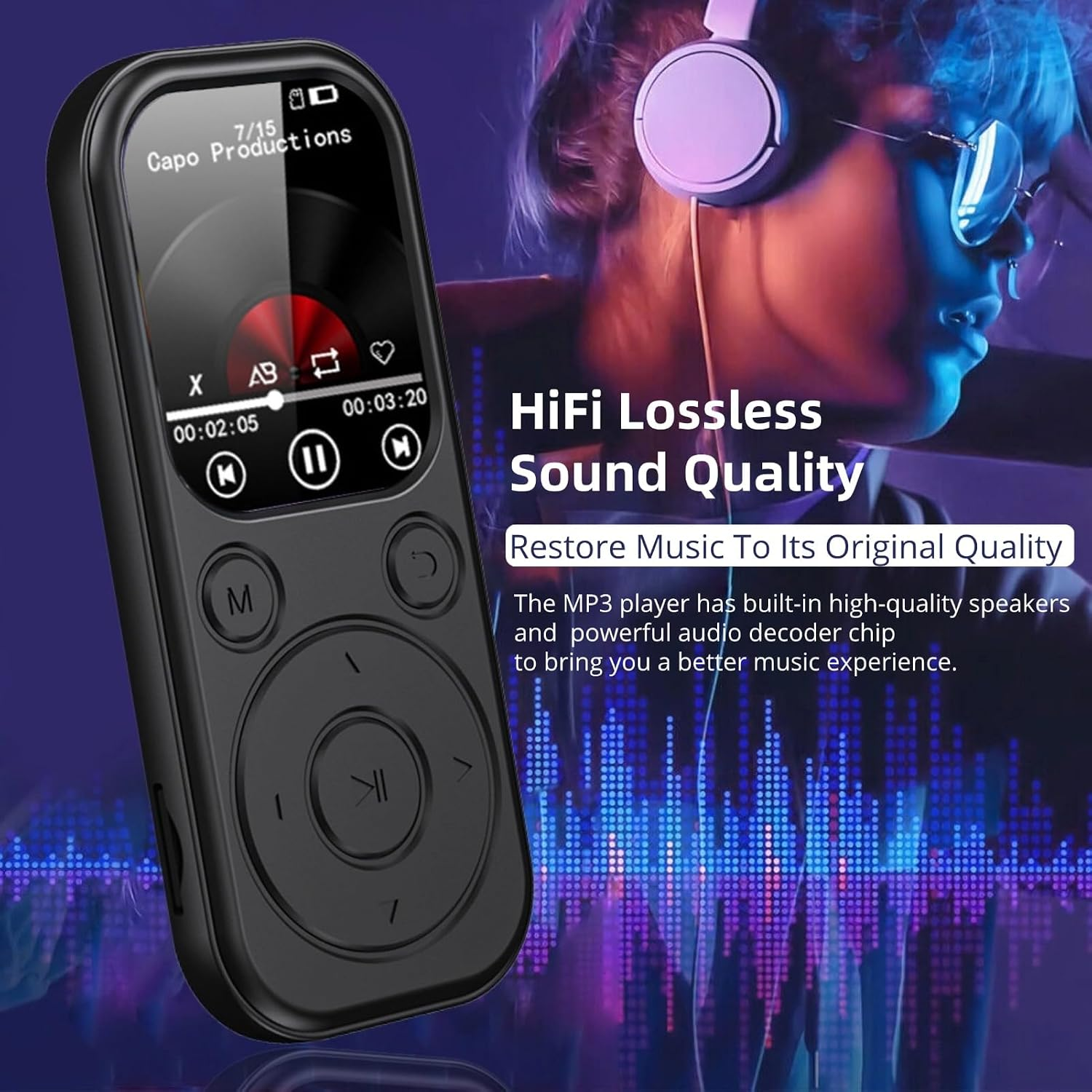 Ein schwarzer MP3-Player links, im verschwommenen lila Hintergrund eine Person mit Kopfhörern und Brille.