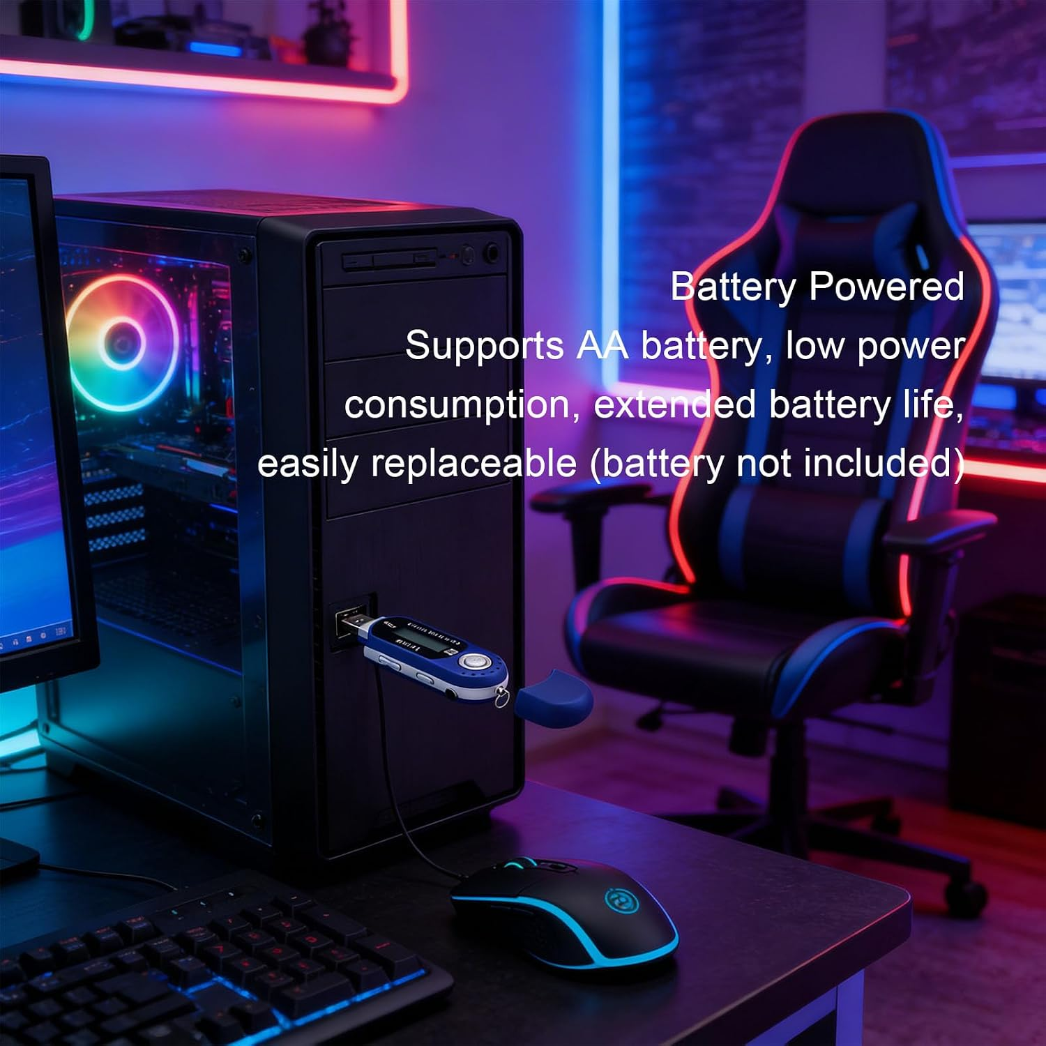Ein USB-Gerät steckt in einem schwarzen PC-Gehäuse auf einem Gaming-Schreibtisch, im Hintergrund ein Gaming-Stuhl.