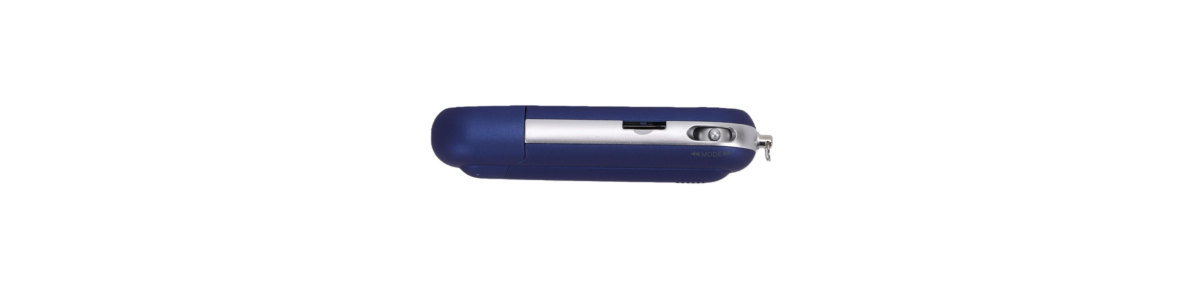 Ein blau-silbernes elektronisches Gadget mit Knöpfen und einem Schlüsselring gegen weißen Hintergrund.