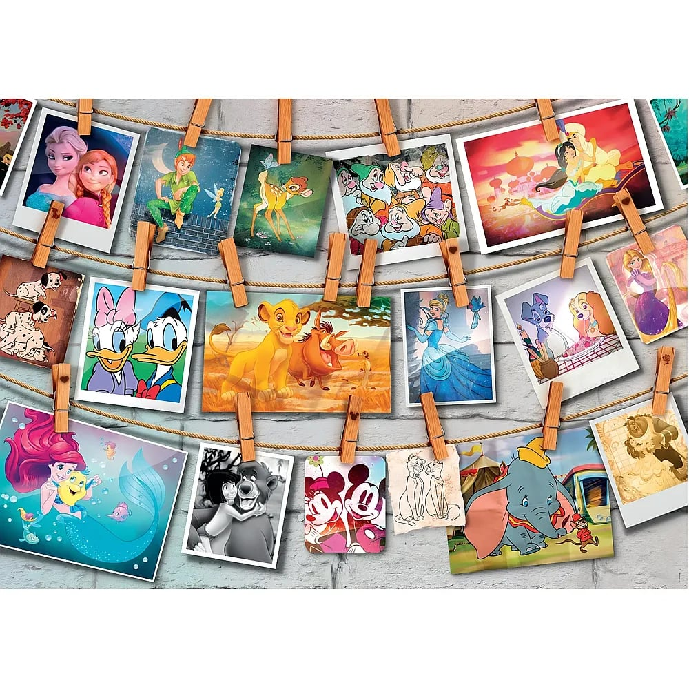 Varias fotos de personajes de Disney colgadas en un tendedero sobre pared de ladrillo.