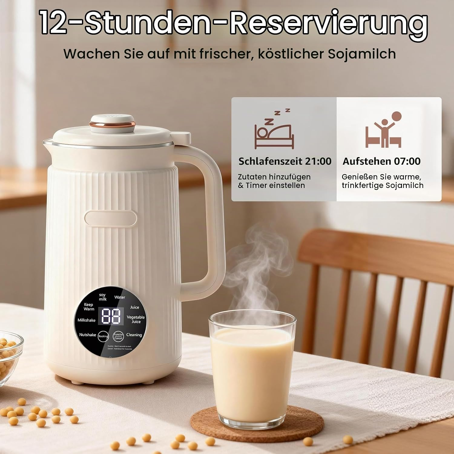Beige Sojamilchmaschine auf Holztisch mit Glas frisch gemachter Milch und Sojabohnen.