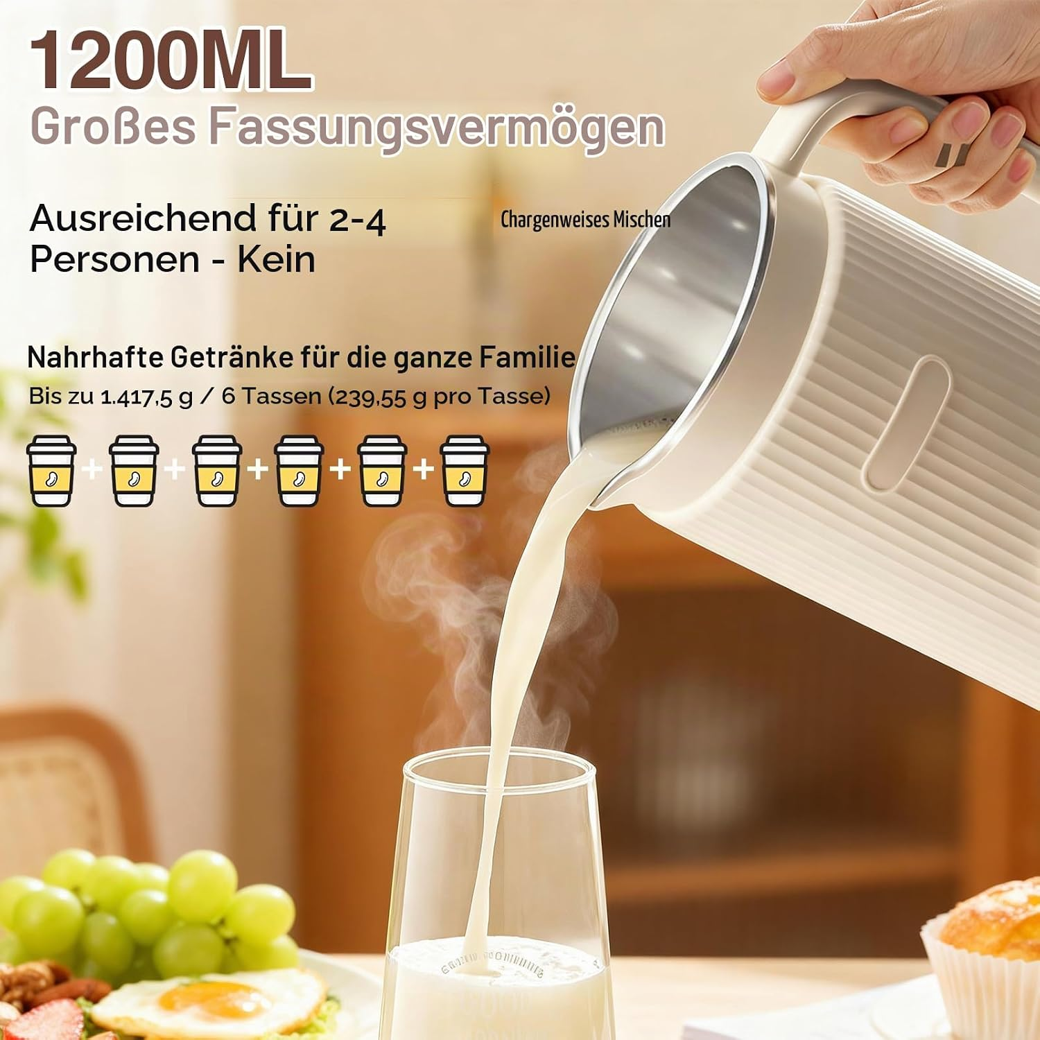 Eine Hand gießt dampfende Milch aus einer weißen Kanne in ein Glas, mit Trauben und Text im Hintergrund.