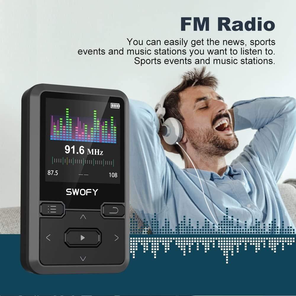 Ein glücklicher Mann mit Kopfhörern lehnt sich entspannt zurück, während links ein tragbarer MP3-Player mit UKW-Radio angezeigt wird.