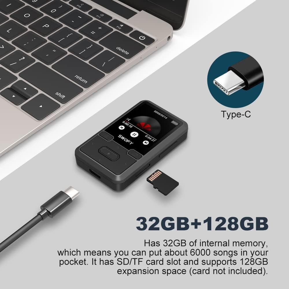 Ein schwarzer MP3-Player neben einem Laptop, mit Typ-C-Kabel, SD-Karte und Beschreibung.