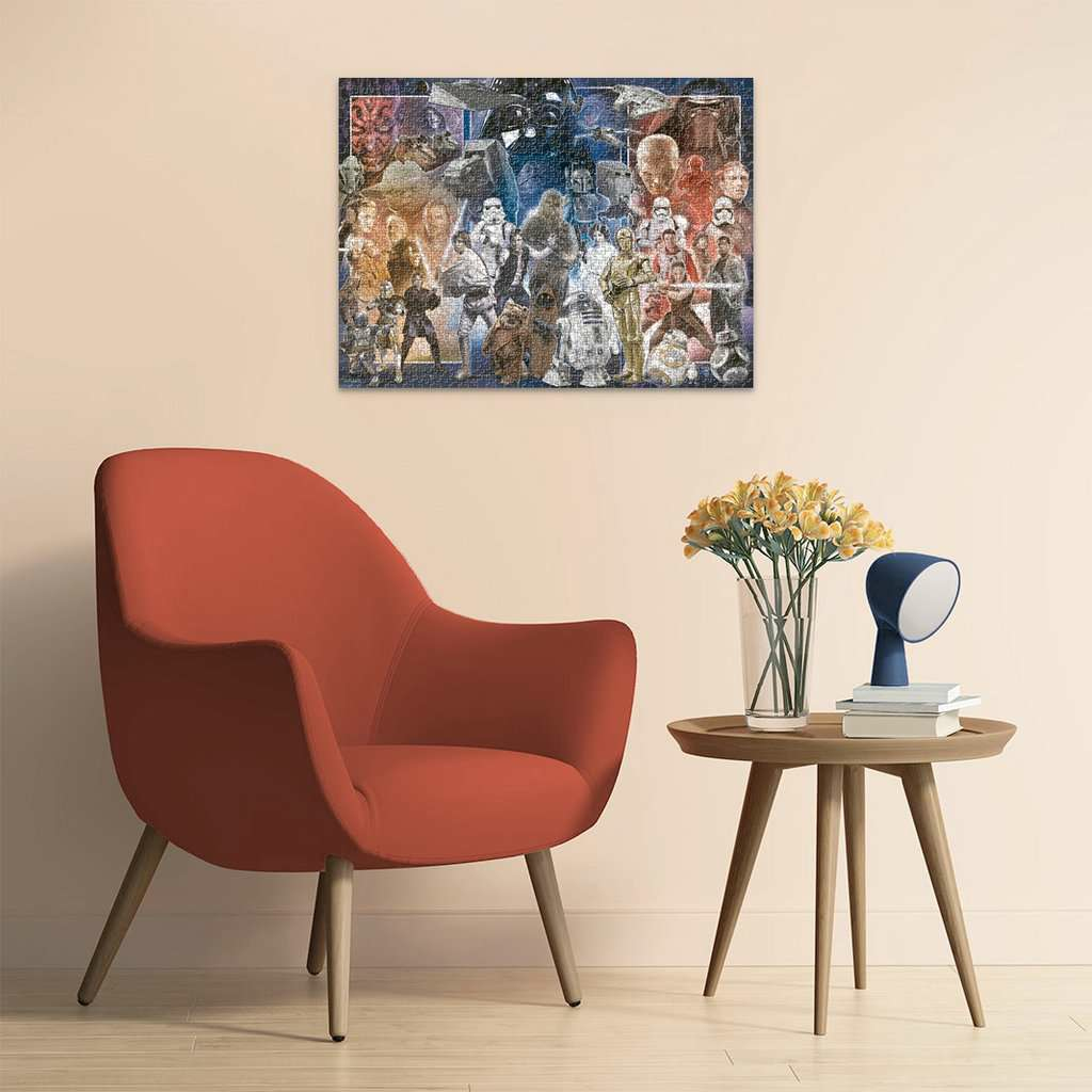 Ein roter Sessel und ein runder Holztisch mit Blumen und Lampe stehen in einem Raum mit Star-Wars-Puzzle an der Wand.