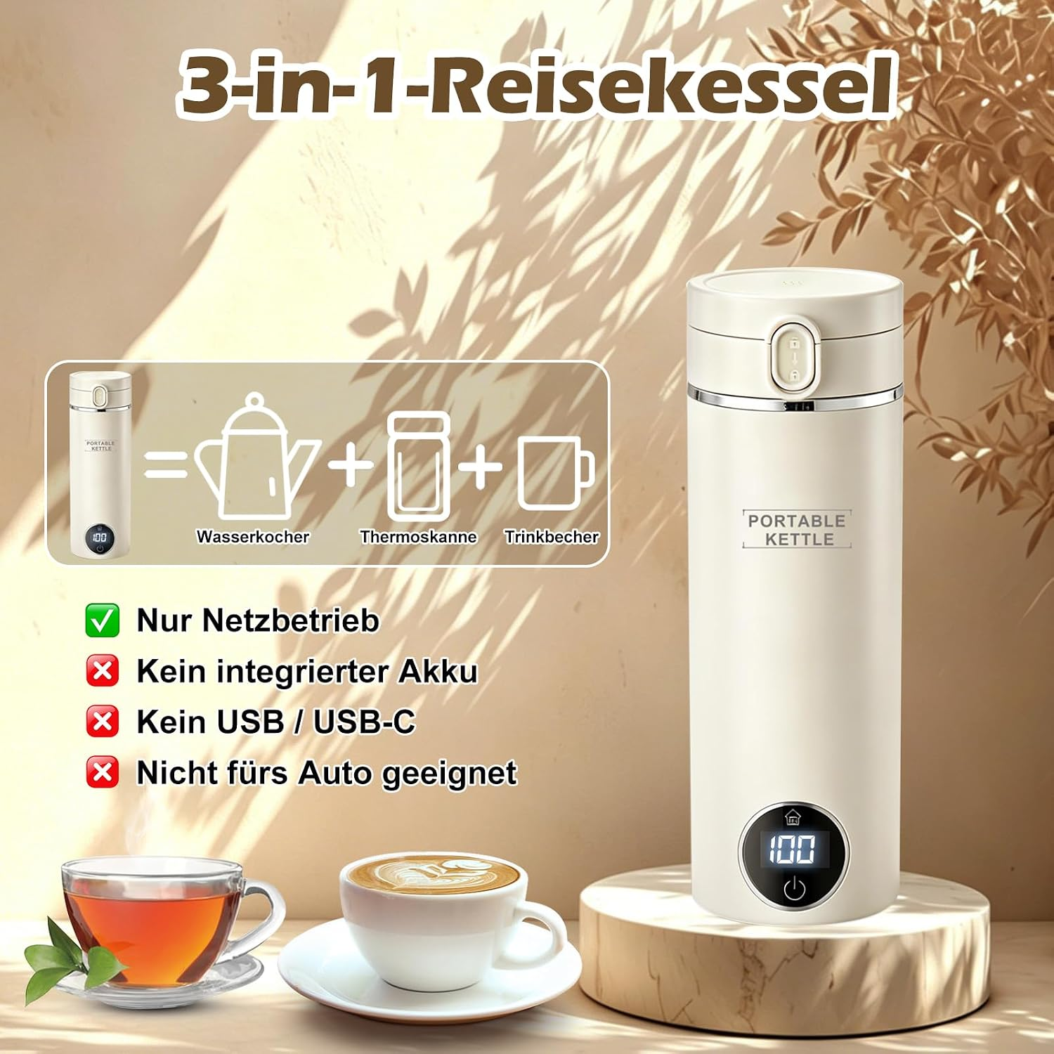 Beige 3-in-1-Reisekessel auf hellem Sockel mit Tassen Tee und Kaffee daneben.