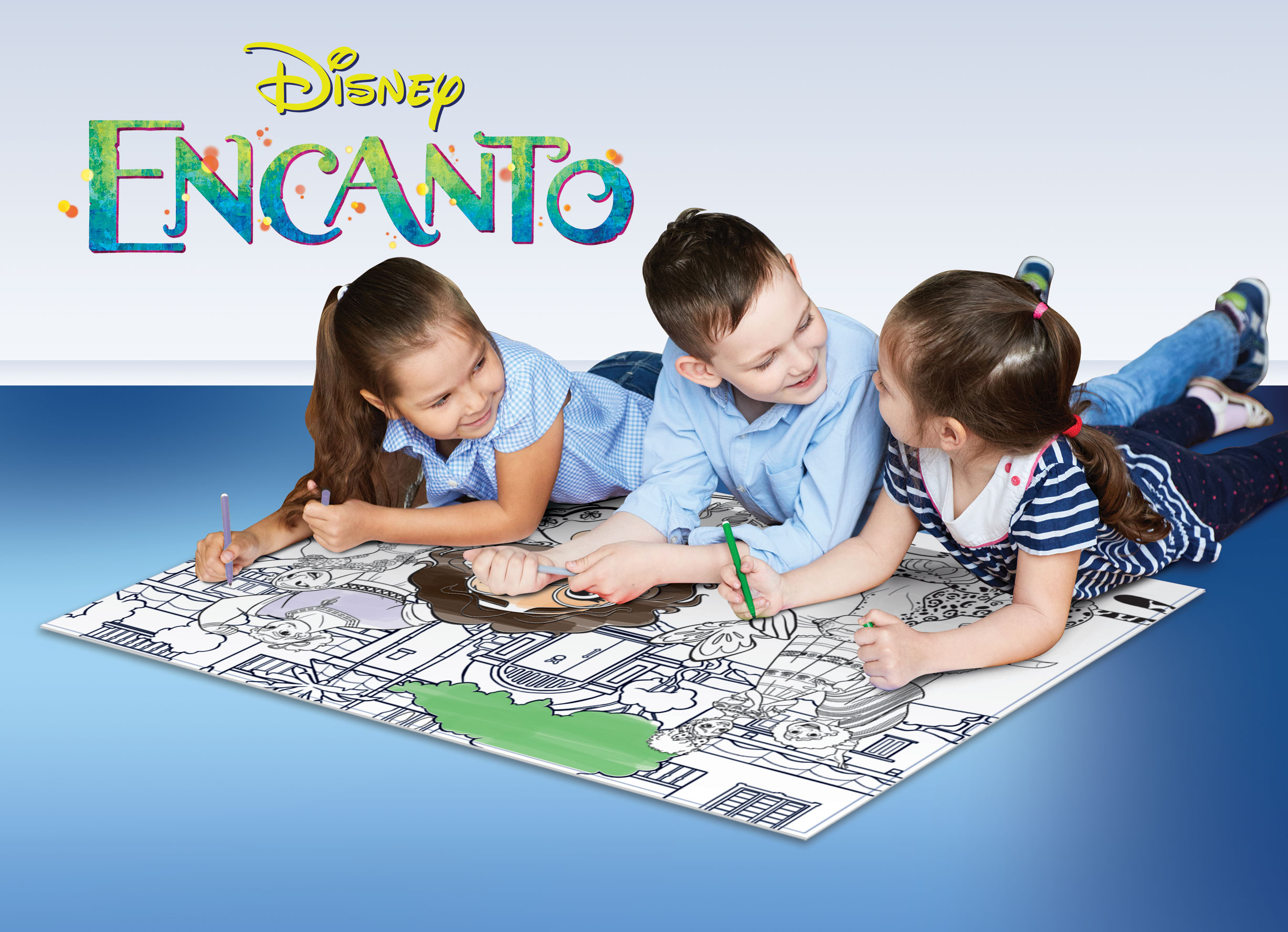 Drei Kinder liegen auf dem Boden und malen zusammen ein großes Disney Encanto Ausmalbild aus.