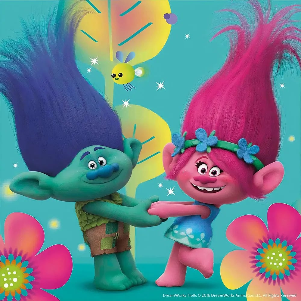 Zwei bunte Trolle, Branch und Poppy, halten Hände vor einem türkisblauen Hintergrund mit Blumen und Glitzer.