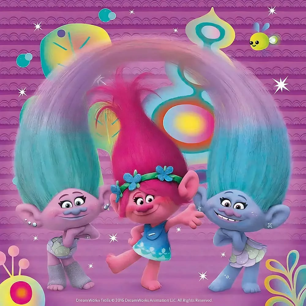 Drei Trolle aus dem Film Trolls posieren fröhlich vor einem violetten Hintergrund mit bunten abstrakten Formen.