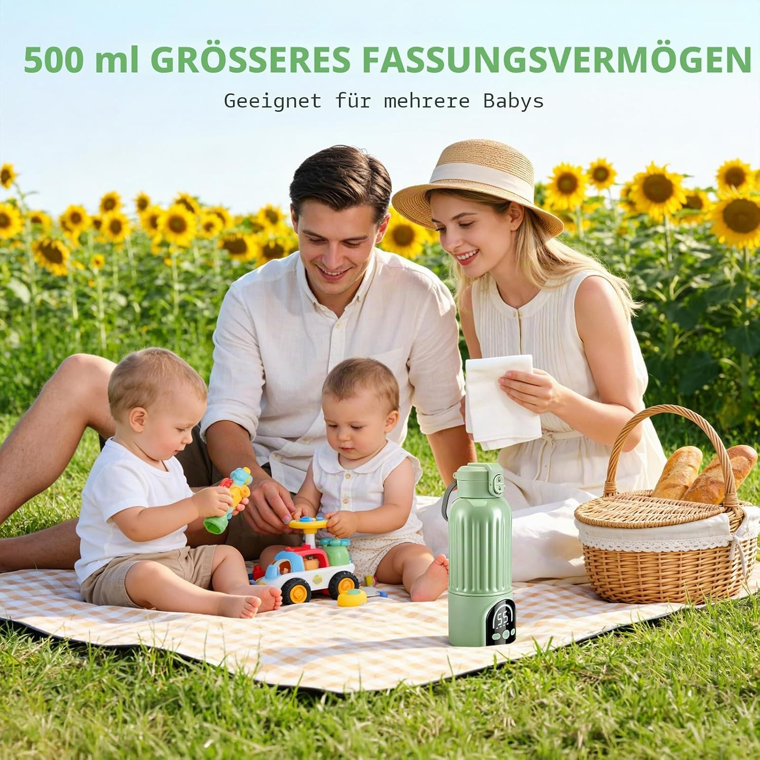 Eine Familie mit zwei Babys beim Picknick in einem Sonnenblumenfeld.