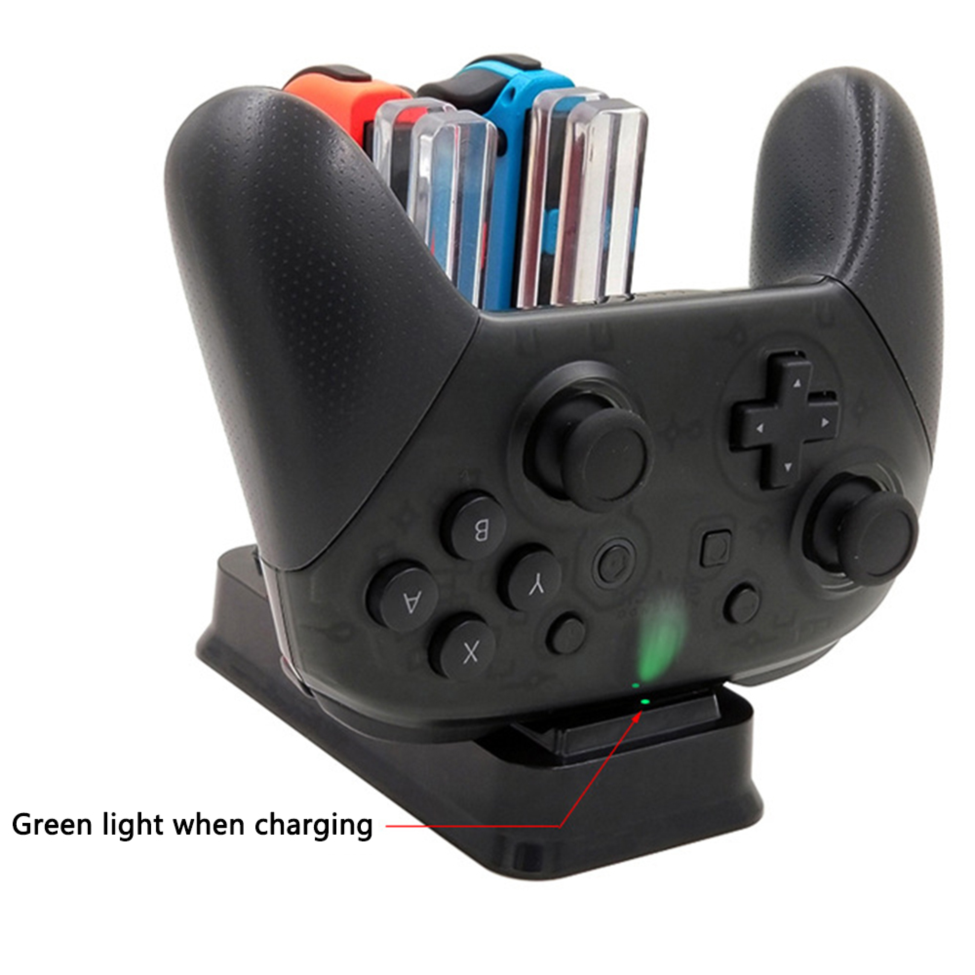 Ein schwarzer Nintendo Switch Controller in einer Ladestation mit grünem Licht, hinten stecken Joy-Cons.