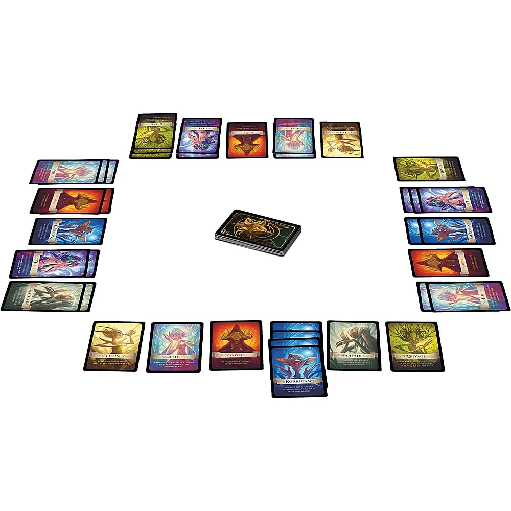 Kartenspiel mit einem verdeckten Stapel in der Mitte und ausgelegten Karten ringsherum auf weißem Hintergrund.
