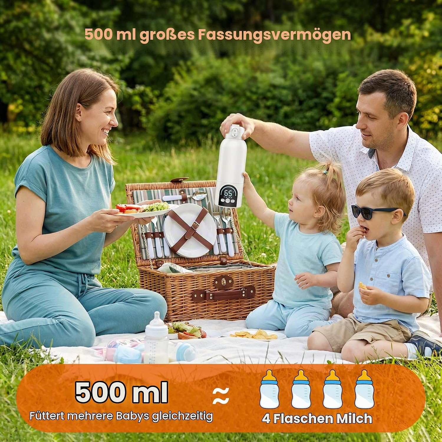 Eine vierköpfige Familie beim Picknick im Gras mit einem Korb und einem digitalen Babyflaschenwärmer.