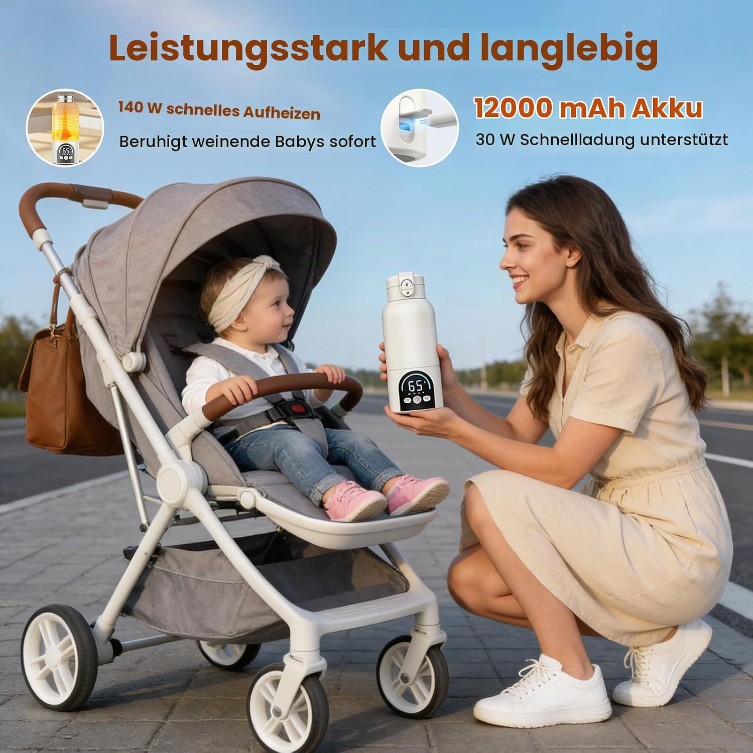 Mutter zeigt einem Kleinkind im Kinderwagen eine tragbare Milchwärmflasche mit Display.