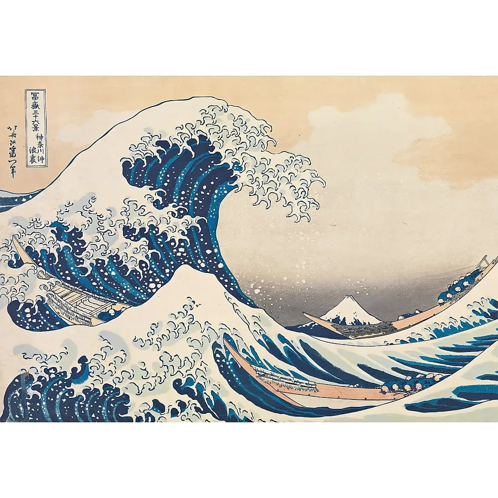 Una gran ola se curva sobre tres barcos con el monte Fuji visible al fondo en el grabado de Hokusai.