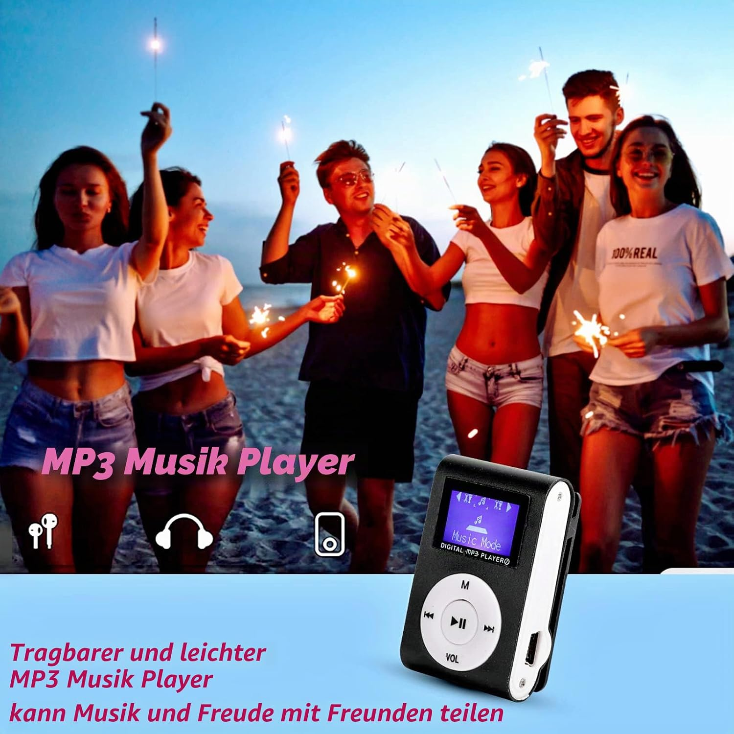 Freunde feiern am Strand mit Wunderkerzen neben einem kleinen schwarzen MP3-Player mit weißer Steuerung.