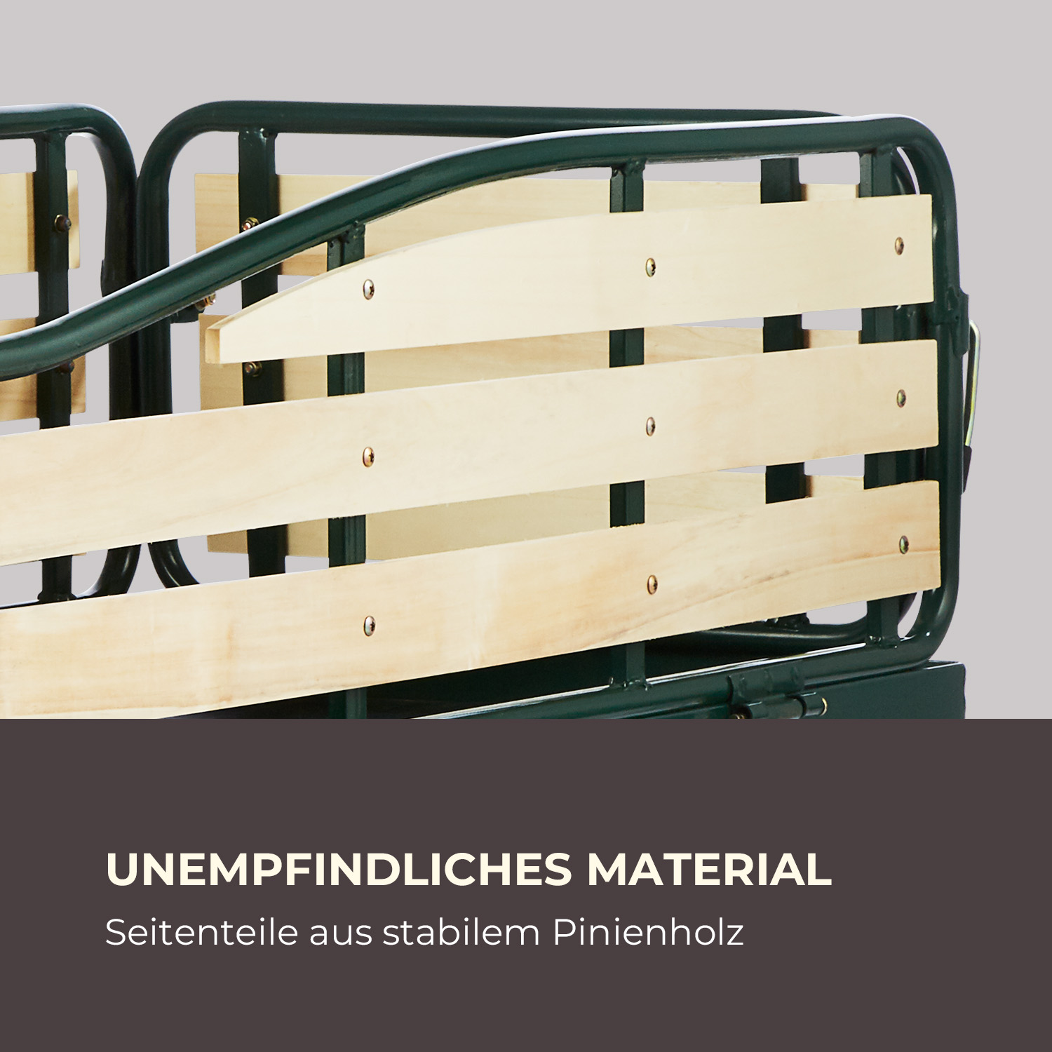 Grüner Metallrahmen mit hellen Holzleisten auf grauem Hintergrund, darunter Text zu robustem Pinienholz.