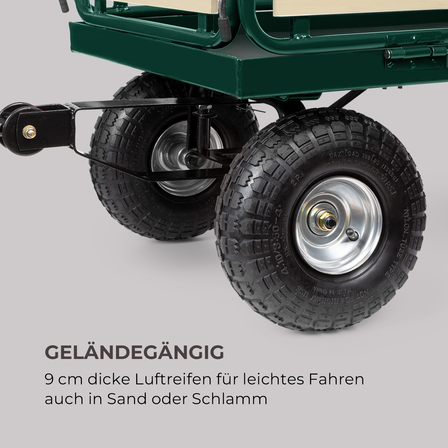 Grüner Bollerwagen mit zwei großen, grobstolligen Luftreifen für leichtes Fahren auf unebenem Gelände.