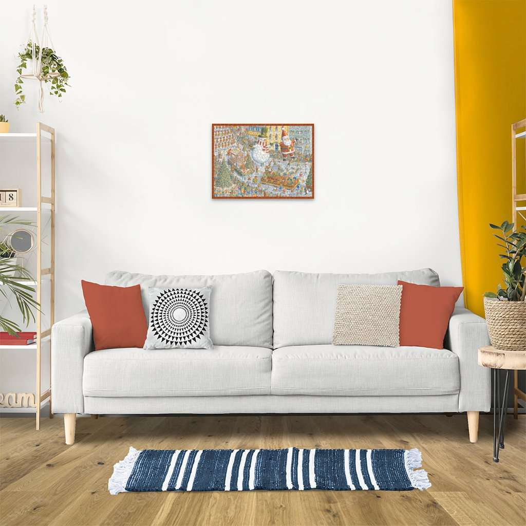 Ein weißes Sofa mit Kissen steht unter einem Bild an der Wand, mit einem Teppich auf dem Holzboden.