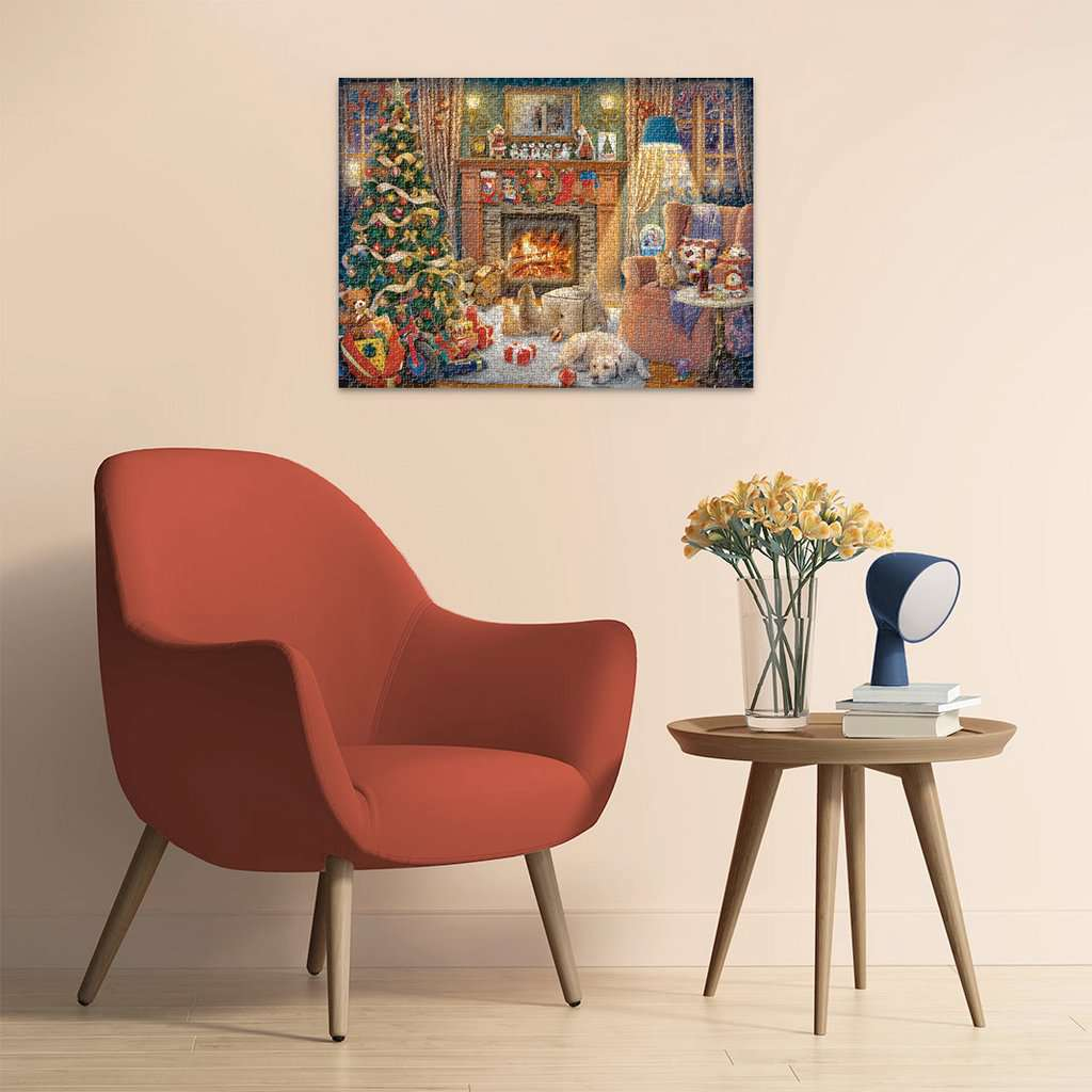 Ein roter Sessel und ein runder Holztisch mit Blumen stehen in einem Raum mit einem Weihnachts-Wandbild.