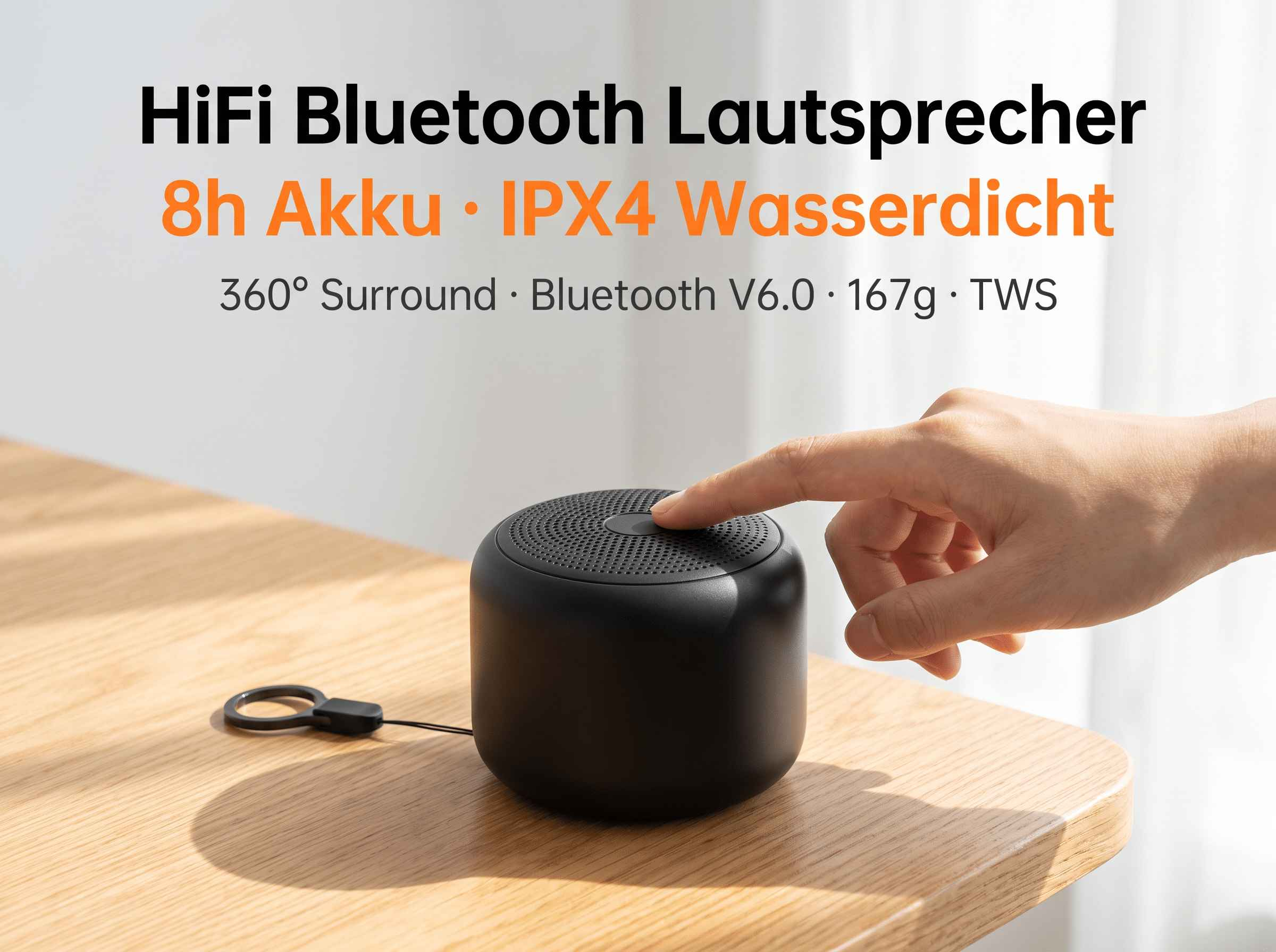 Eine Hand drückt den oberen Knopf eines schwarzen kabellosen Lautsprechers auf einem Holztisch.