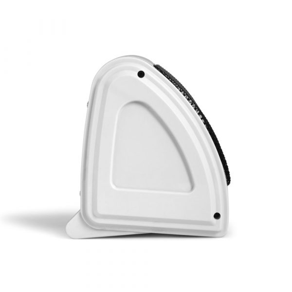 Perfil lateral de un calentador eléctrico blanco con frente curvo y rejilla negra sobre fondo blanco.