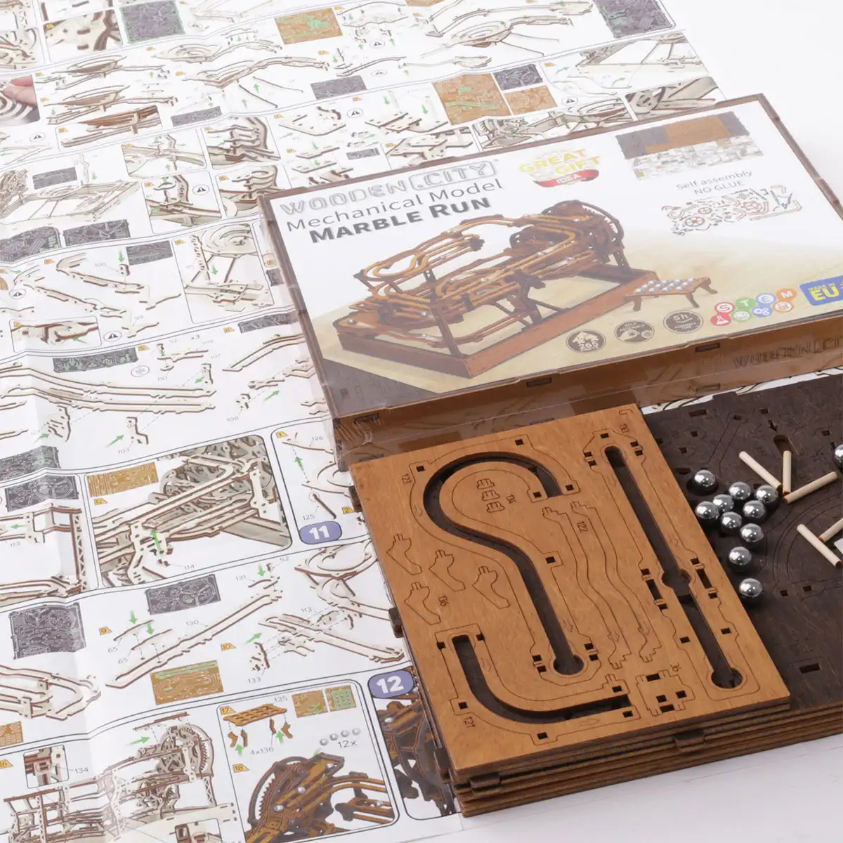Kit de modèle de circuit de billes en bois avec boîte et billes.
